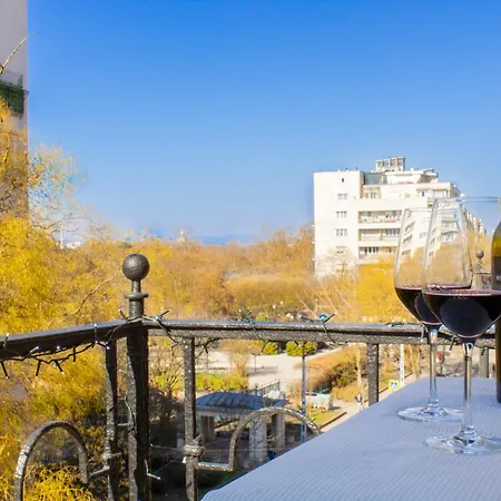 Stunning Parkside View - Unwind At Parklane Apartment *
